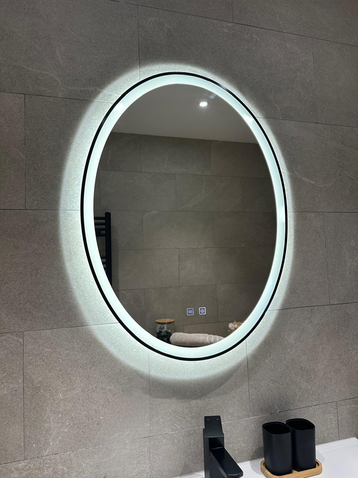 Miroir LED Elara 60 × 80 cm avec éclairage réglable et anti-buée