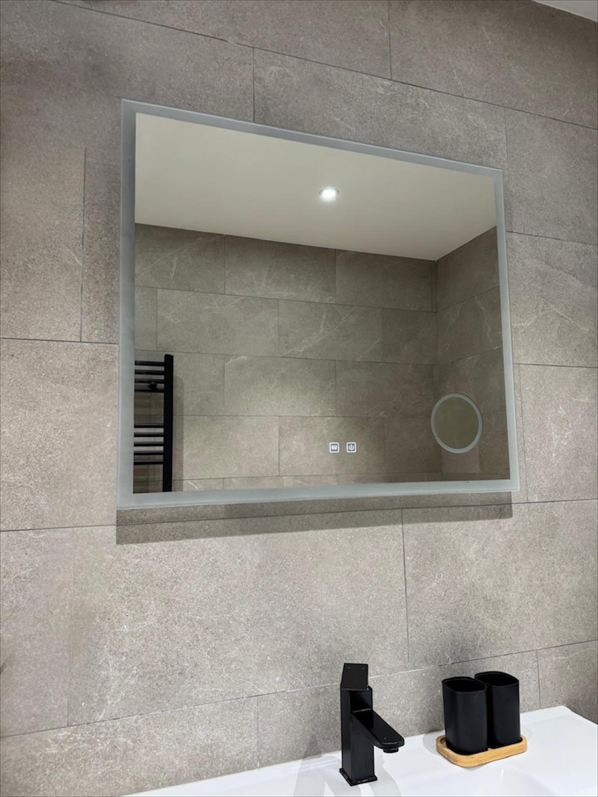 Miroir Liora — 80 × 70 cm · LED anti-buée · grossissant ×3