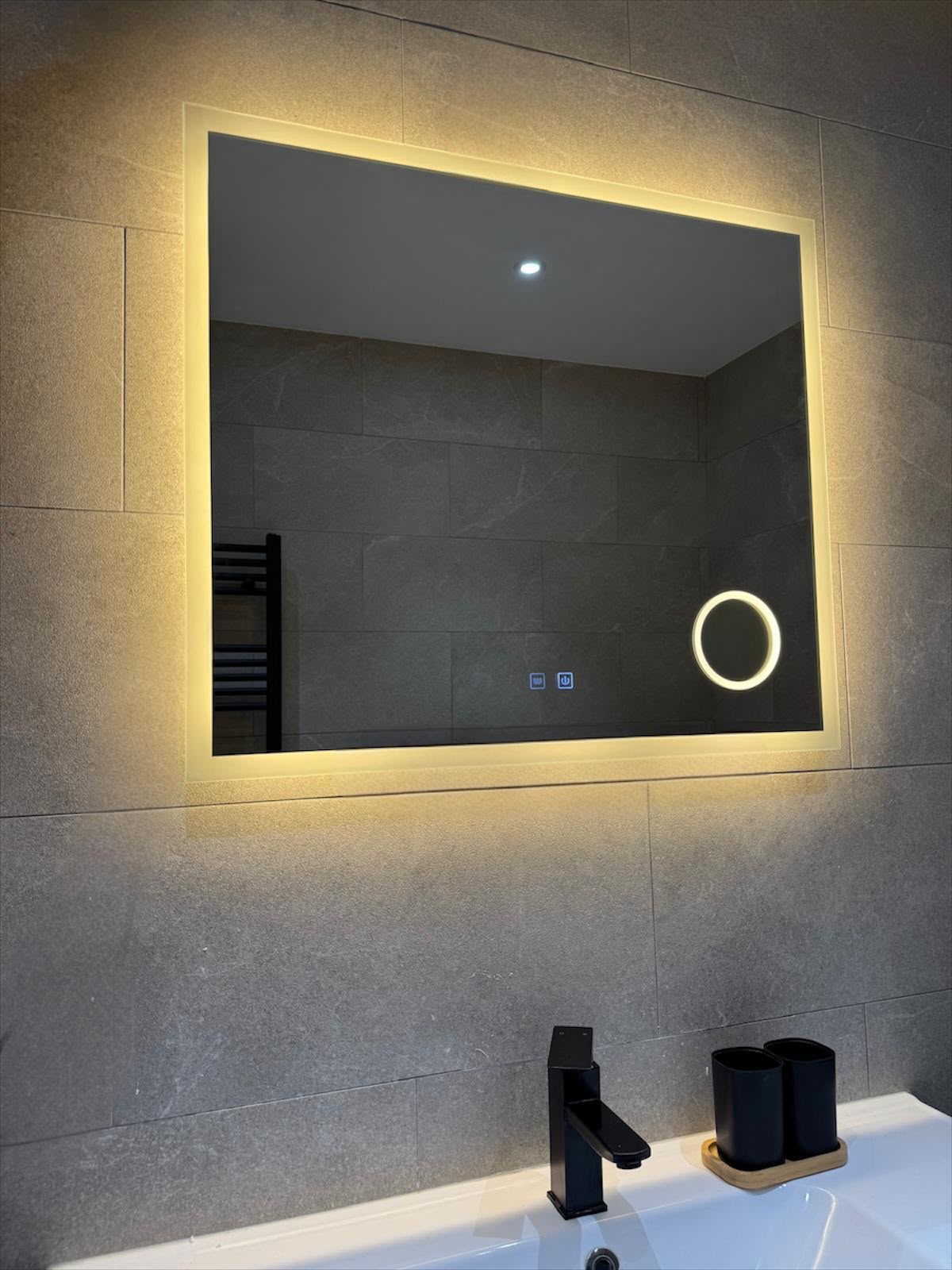 Miroir Liora — 80 × 70 cm · LED anti-buée · grossissant ×3