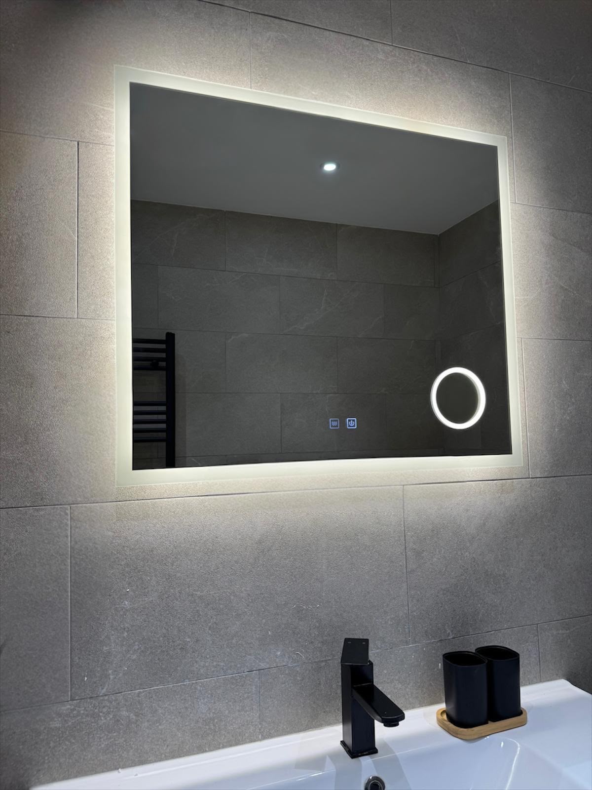 Miroir Liora — 80 × 70 cm · LED anti-buée · grossissant ×3